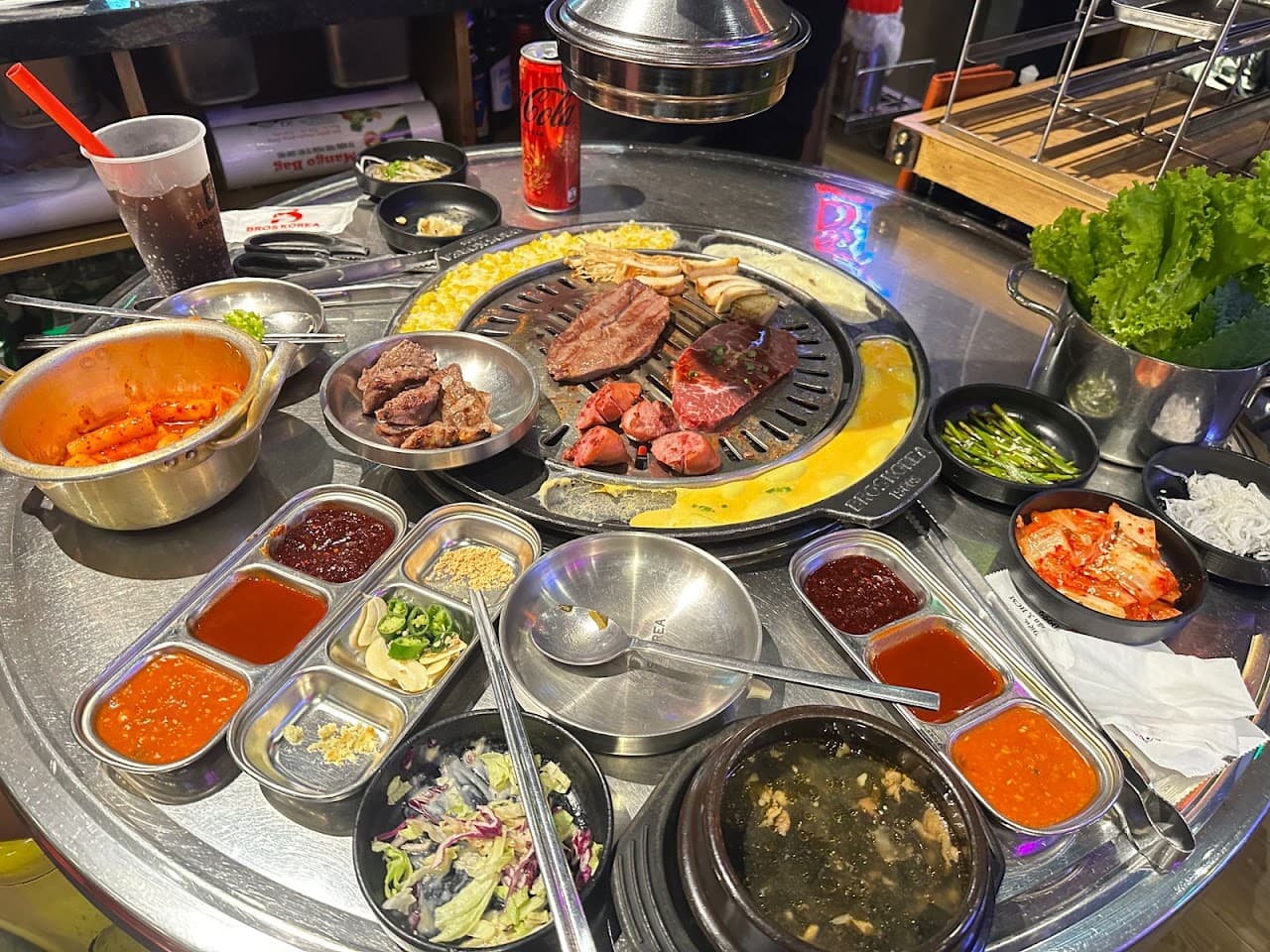 Bàn lúc nào cũng đầy ắp.